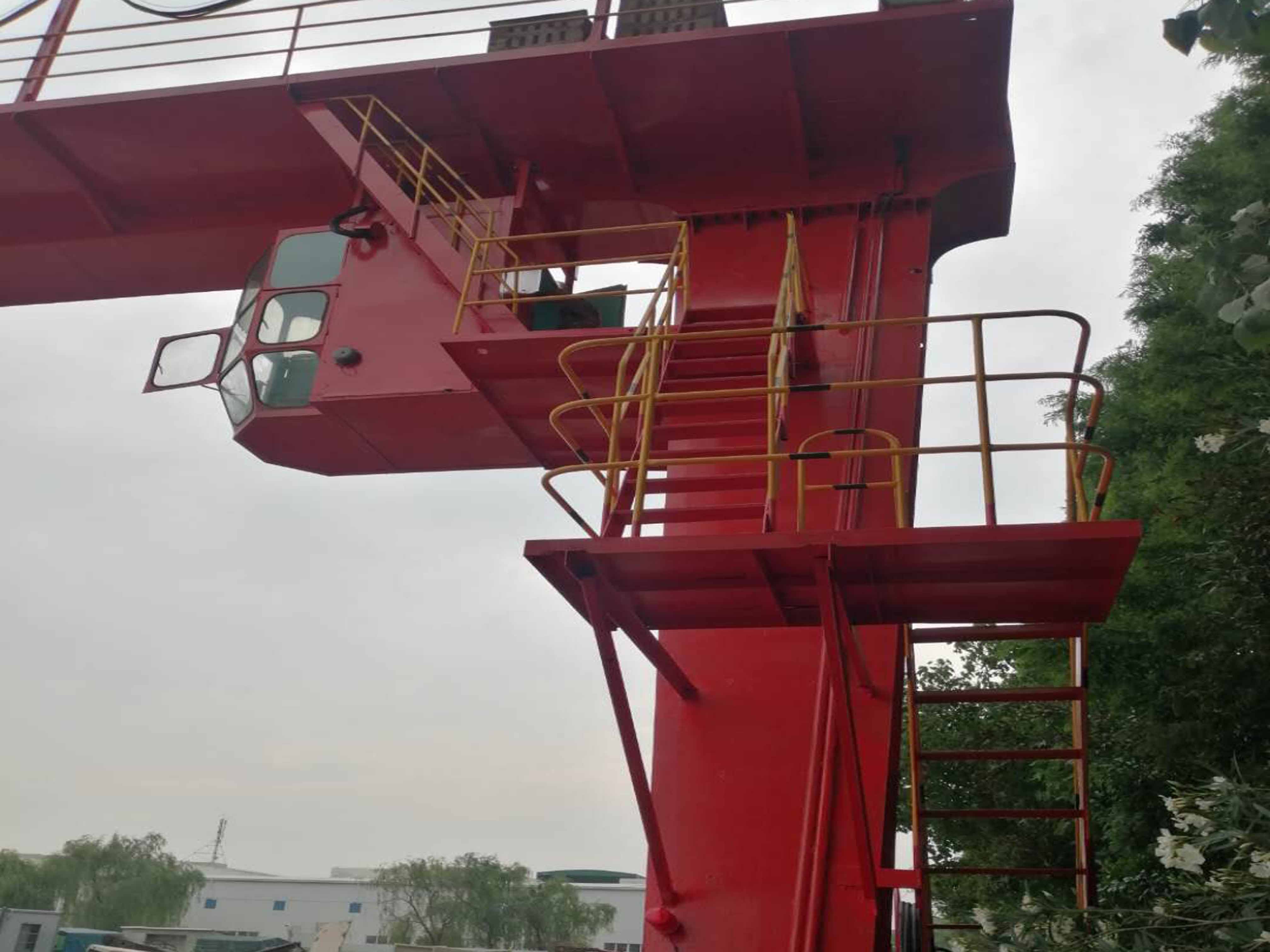 上海燕峻物流MDG型10t门式起重安装施工现场