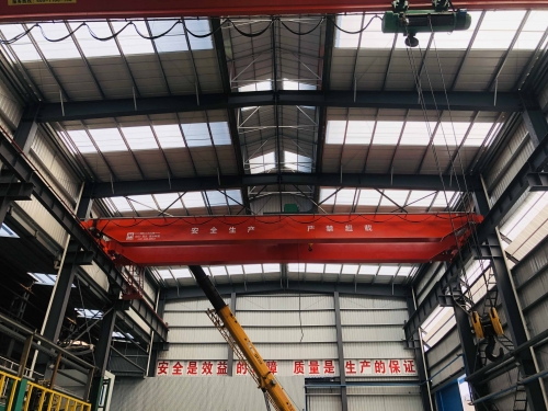 上海宝山太平货柜有限公司LH型32/5t葫芦双梁桥式起重机施工现场